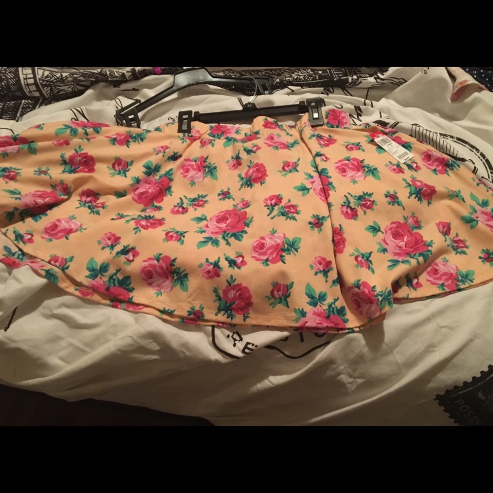 Peach skirt w/🌹on it 👗👖👚4 for $15 when bundled